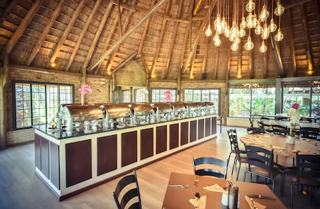 2 restaurantes; se sirve desayuno, almuerzo y cena; cocina internacional