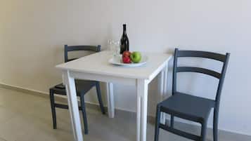 Refrigerador, cafetera/tetera, utensilios de cocina