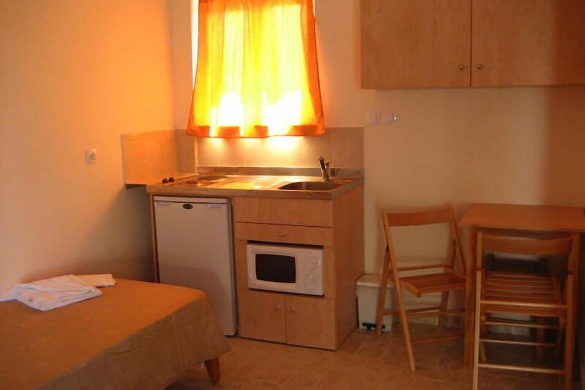ground floor studios | private kitchenette | mini-fridge, microwave, stovetop, coffee/tea maker