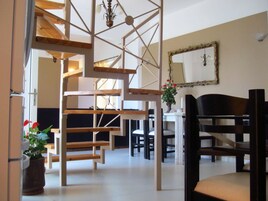 Casa, 3 habitaciones | Servicio de comidas en la habitación