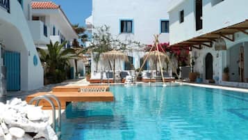 Piscine extérieure, chaises longues