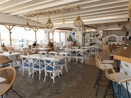 Se sirven desayunos, almuerzos y cenas; cocina internacional