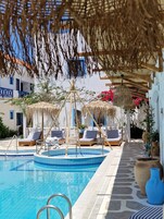 Una piscina al aire libre, tumbonas