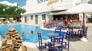 Outdoor pool, sun loungers - Tsalos Hotel (Hersonissos)