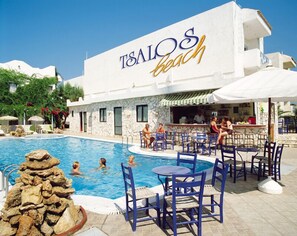 Outdoor pool, sun loungers - Tsalos Hotel (Hersonissos)