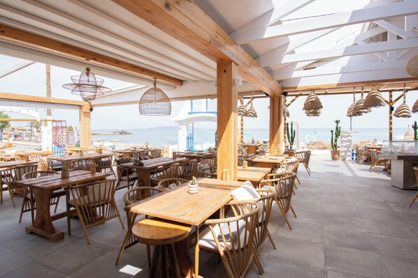 Breakfast, lunch, dinner served; international cuisine 