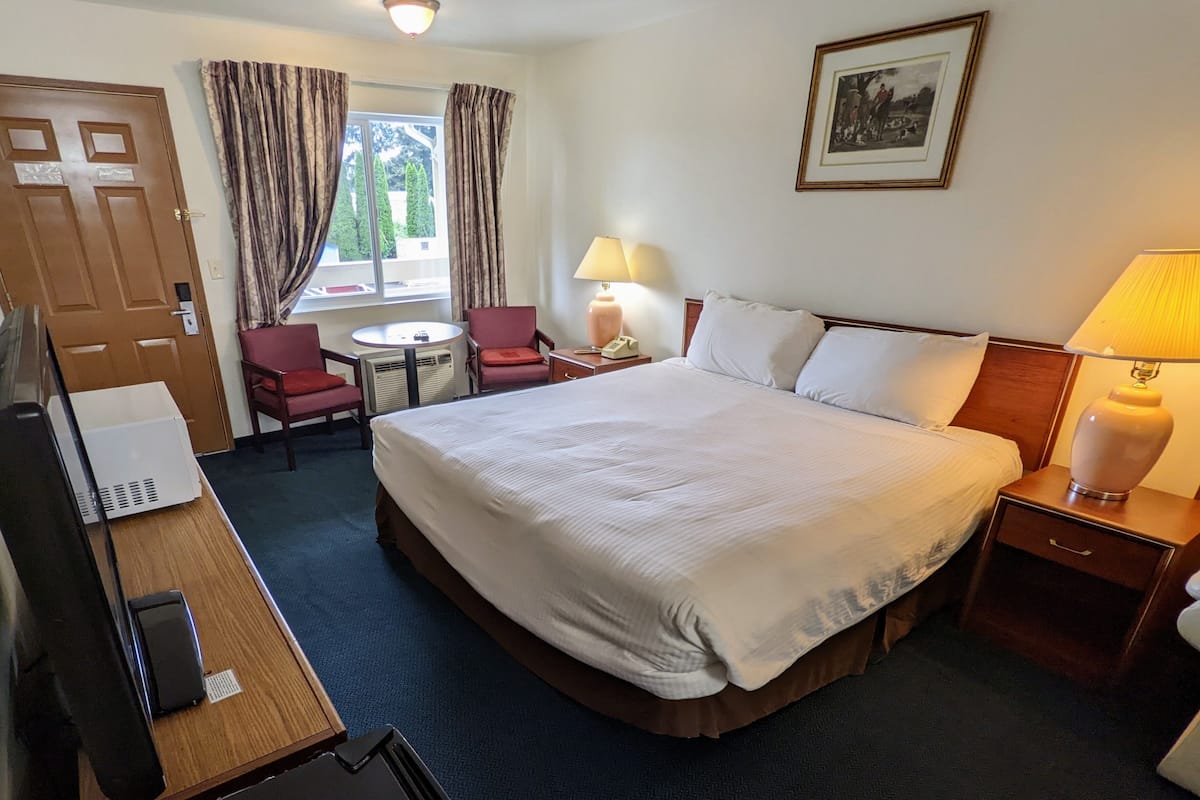 Desk, laptop workspace, iron/ironing board, free WiFi