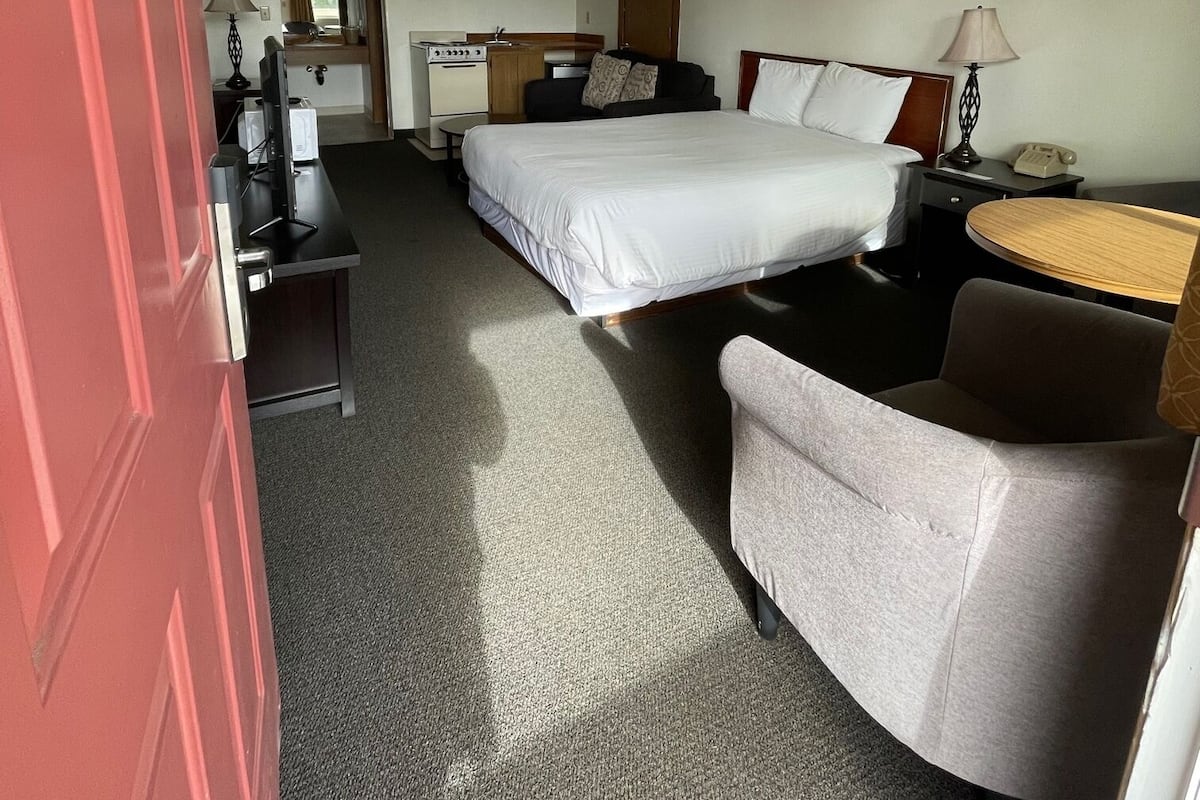 Desk, laptop workspace, iron/ironing board, free WiFi