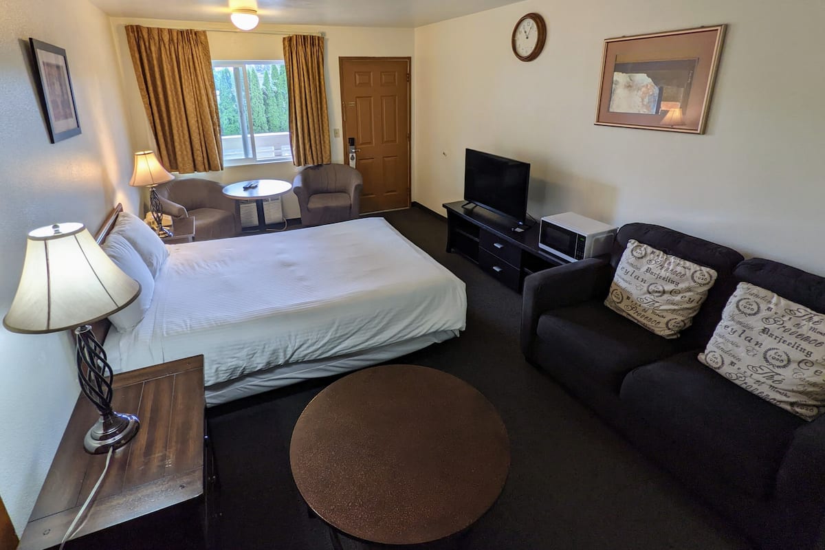 Desk, laptop workspace, iron/ironing board, free WiFi