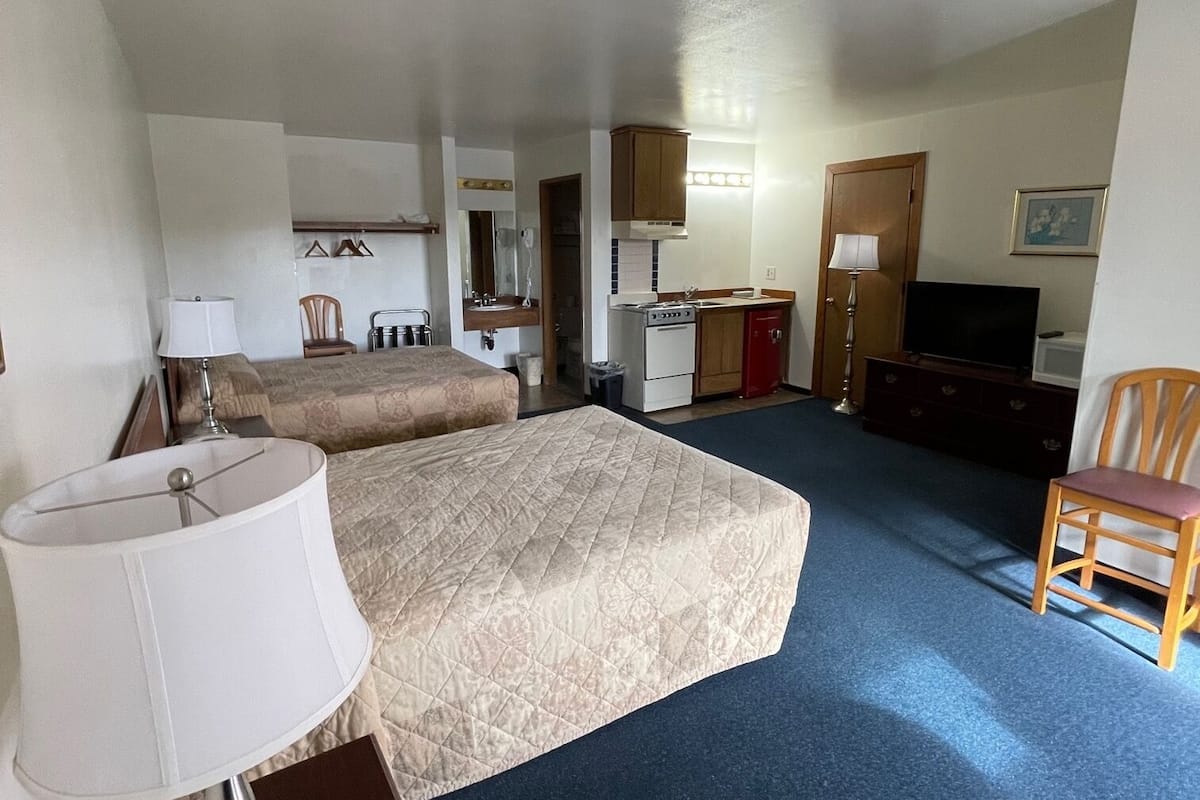 Standard Room, 2 Queen Beds, Kitchenette