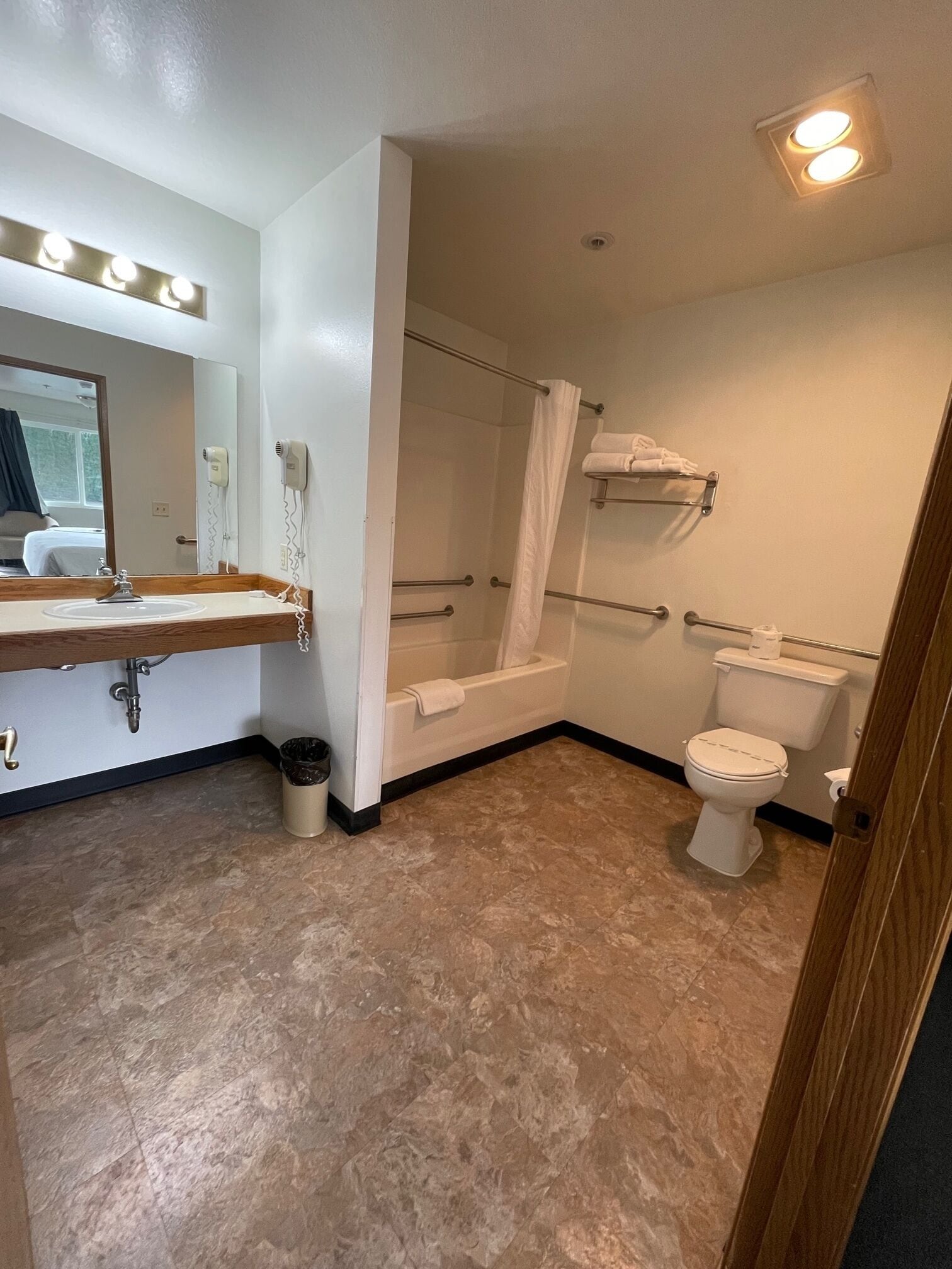 Habitación estándar, 1 cama King size, con acceso para personas discapacitadas | Baño | Tina con regadera, amenidades de baño gratuitas, secadora de cabello 