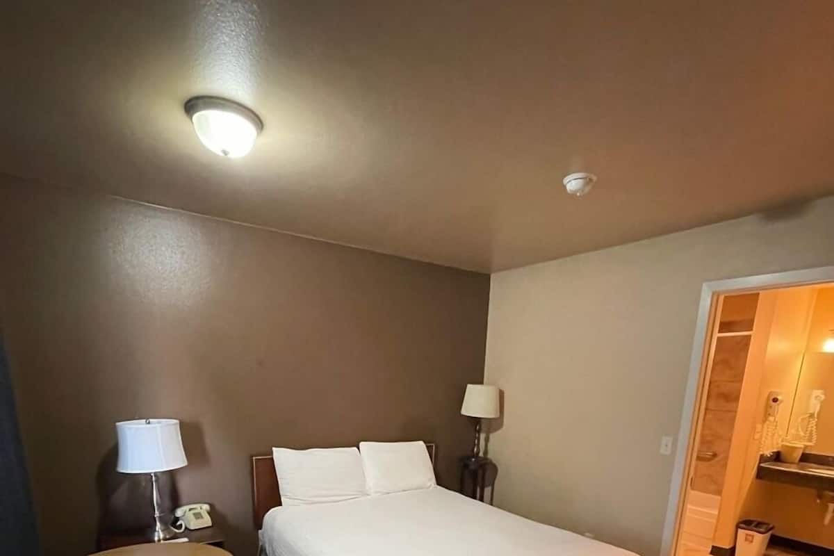 Standard Room, 1 Queen Bed, Accessible, Refrigerator & Microwave