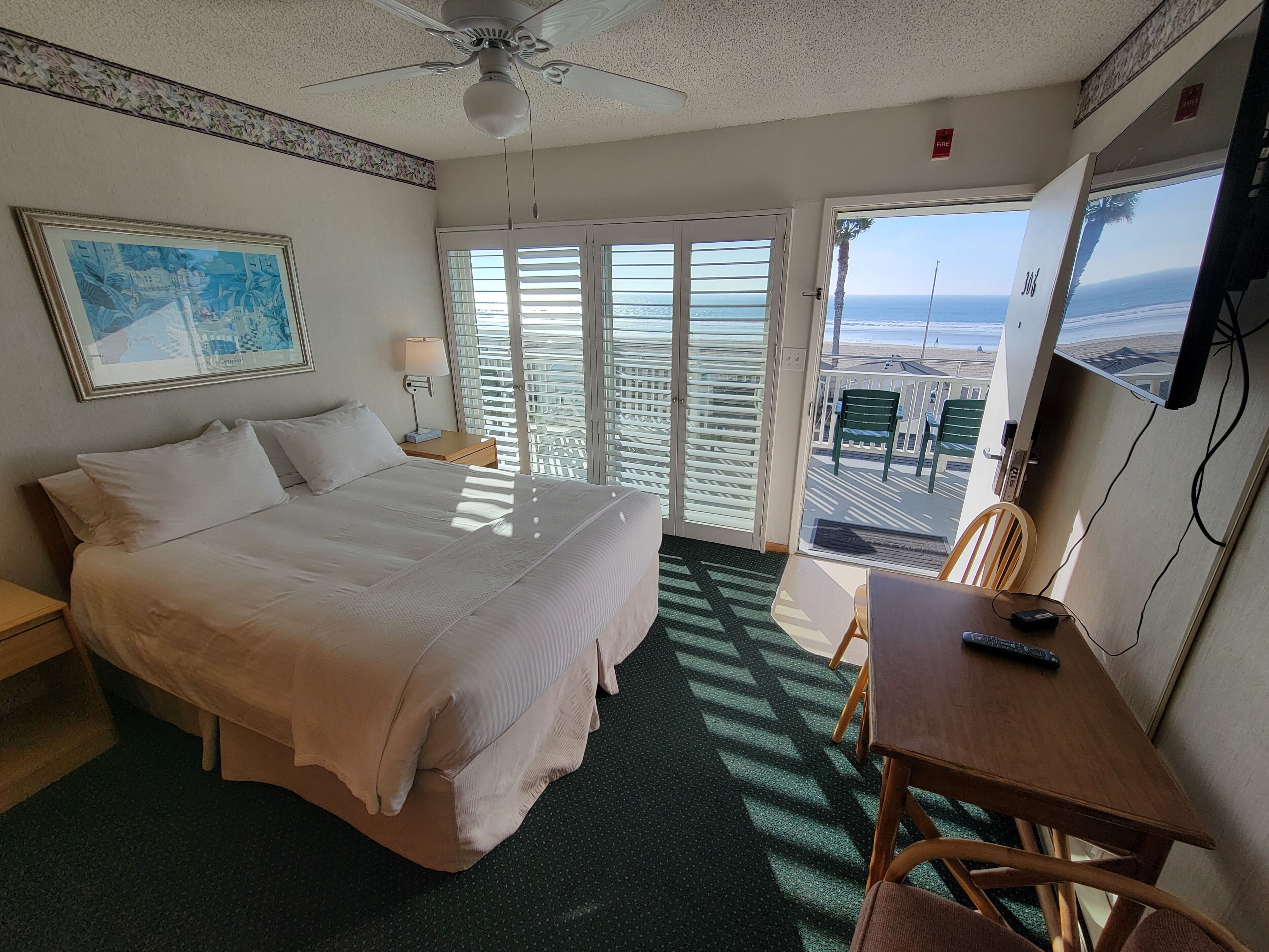 Motel Room, 1 Queen Bed, Main Building, 3rd Floor | Iron/ironing board, free WiFi, bed sheets