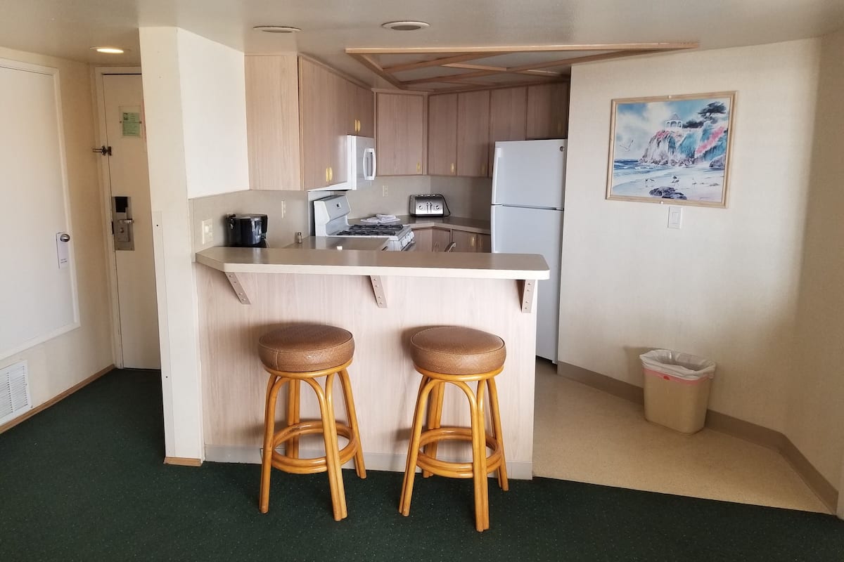 microwave, coffee/tea maker