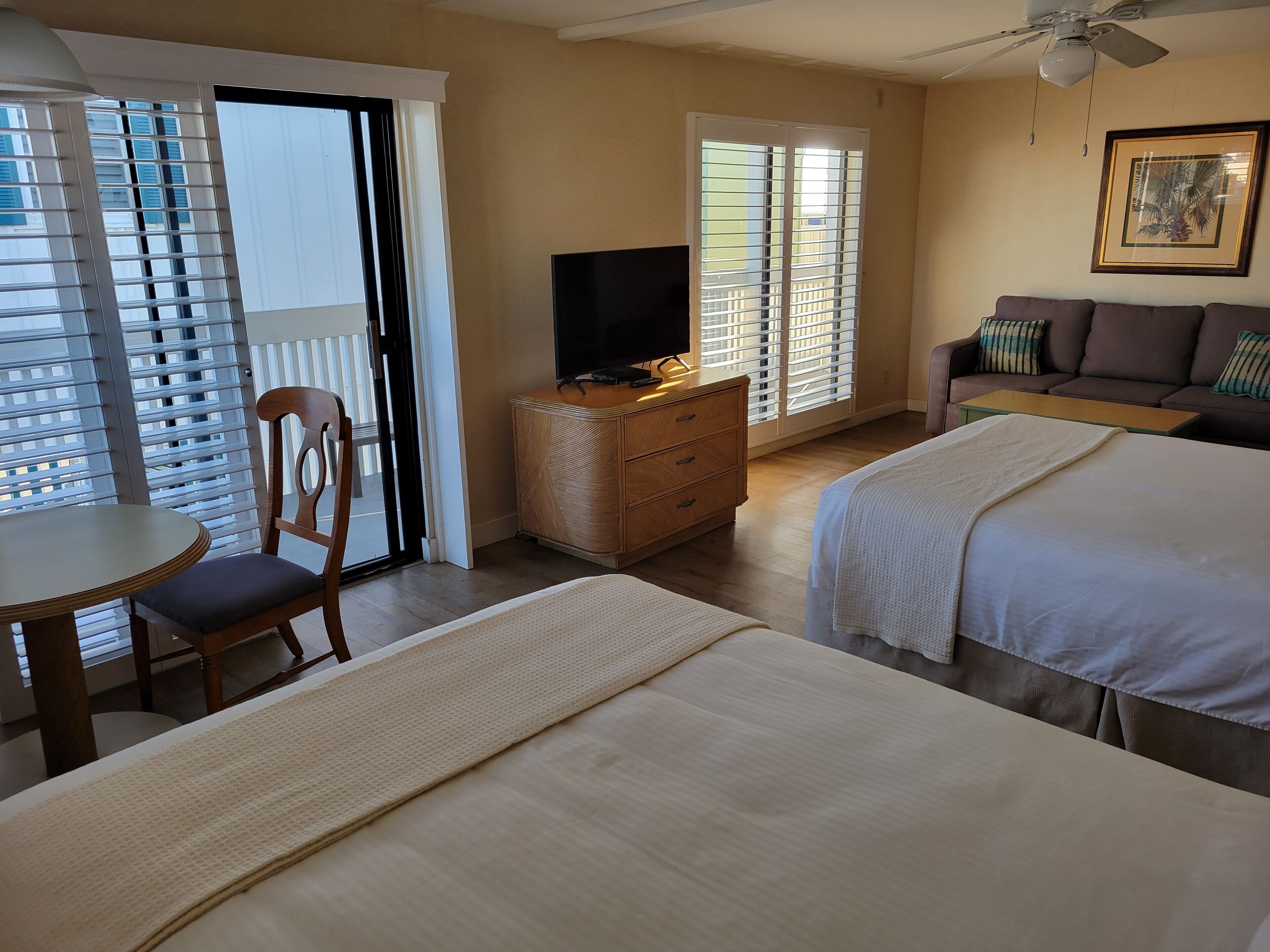 Habitación estándar, varias camas, con acceso para personas discapacitadas | Tabla de planchar con plancha, wifi gratis y ropa de cama 