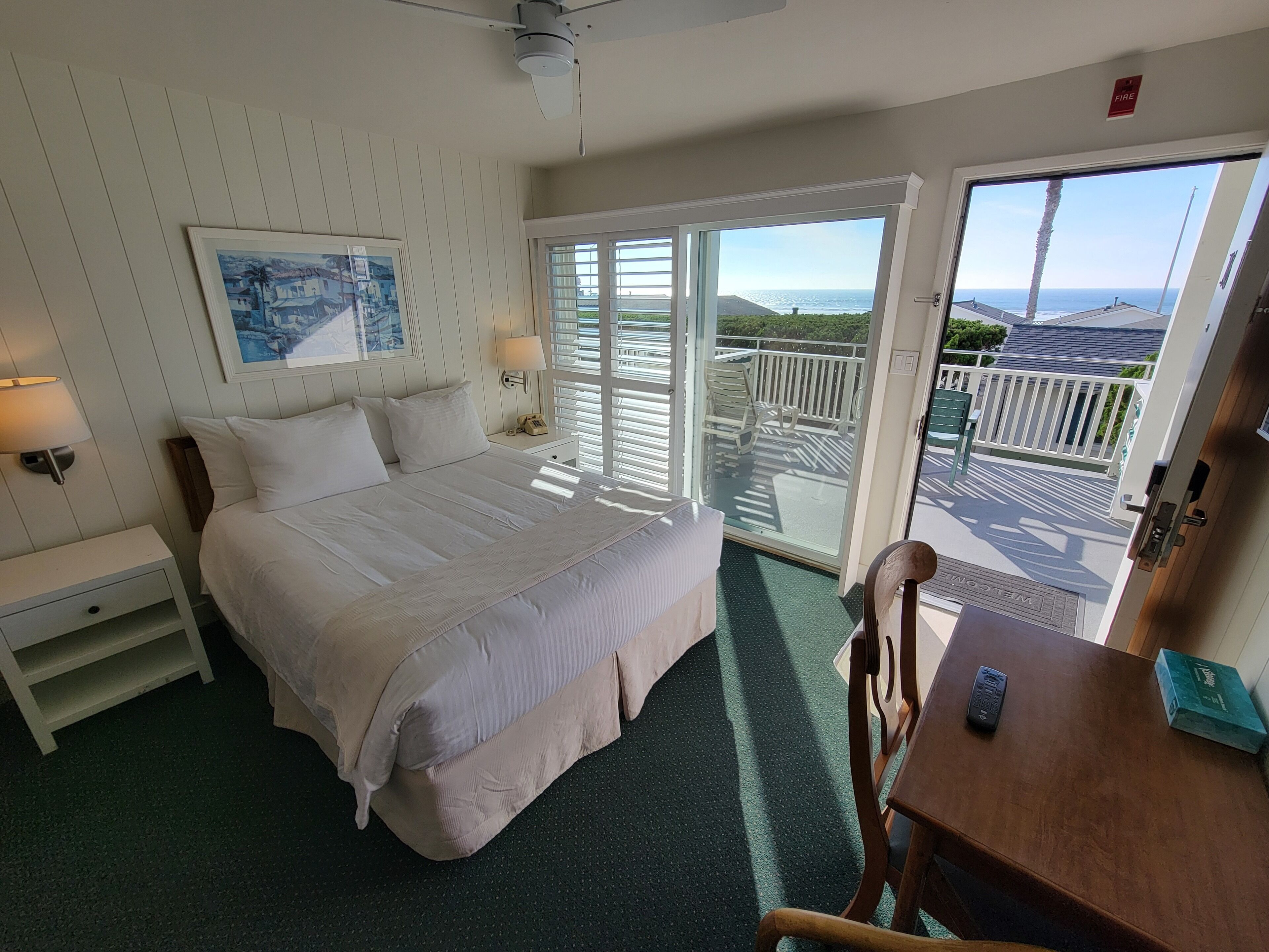 Standaard kamer, 1 queensize bed, gedeeltelijk uitzicht op oceaan, uitzicht op zee | Een strijkplank/strijkijzer, gratis wifi, beddengoed