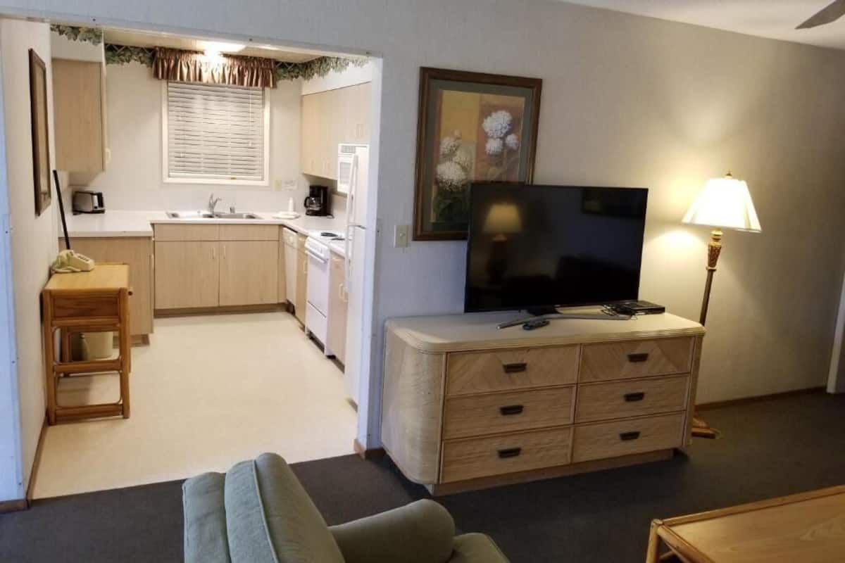 32-inch flat-screen tv with cable channels, tv