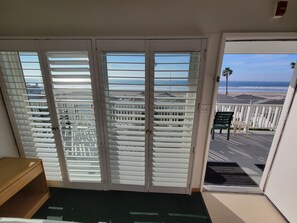 Motel Room, 1 Queen Bed, Main Building, 3rd Floor | Beach/ocean view