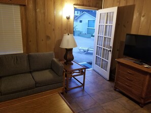 Cabaña estándar, 1 habitación, vista a la playa, frente al océano | Área de sala de estar | Televisión de pantalla plana de 32 pulgadas con canales por cable 