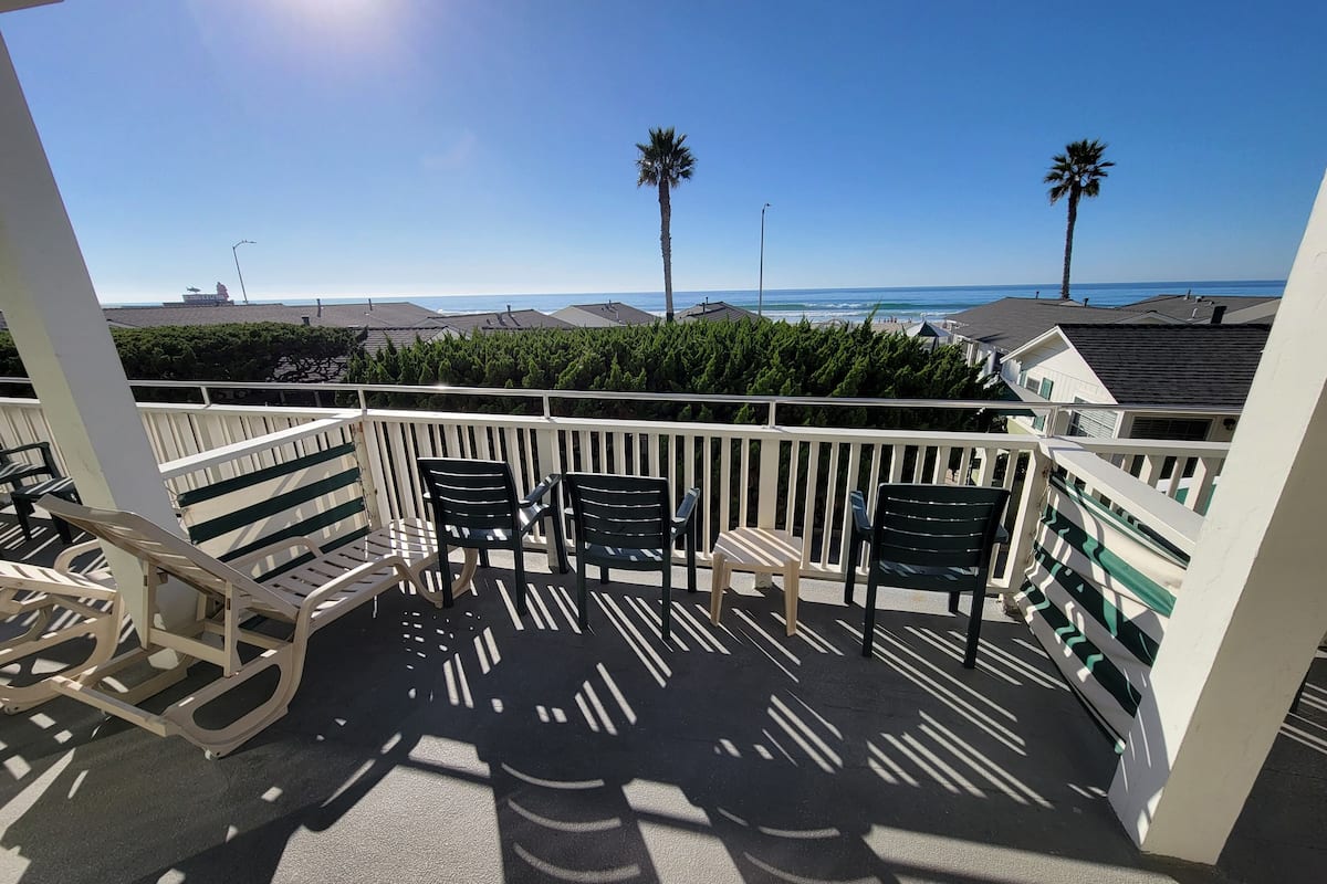 Apartment One Bedroom, 1 Queen and Sofa Bed, Kitchen, Ocean View | Balcony