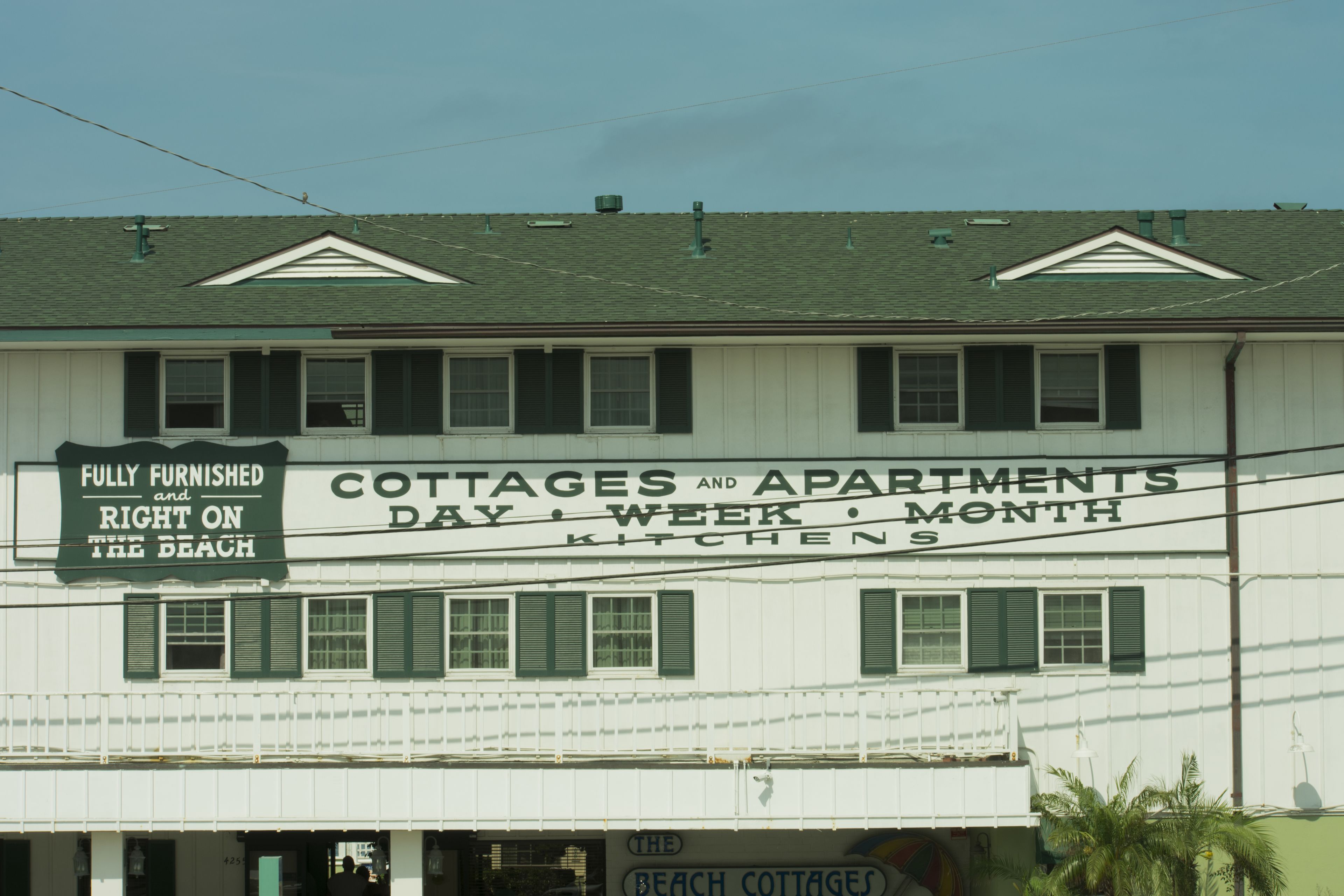Un edificio con un letrero que anuncia cabañas y apartamentos en alquiler.