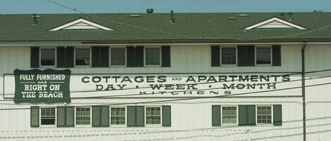 Un edificio con un letrero que anuncia cabañas y apartamentos en alquiler.