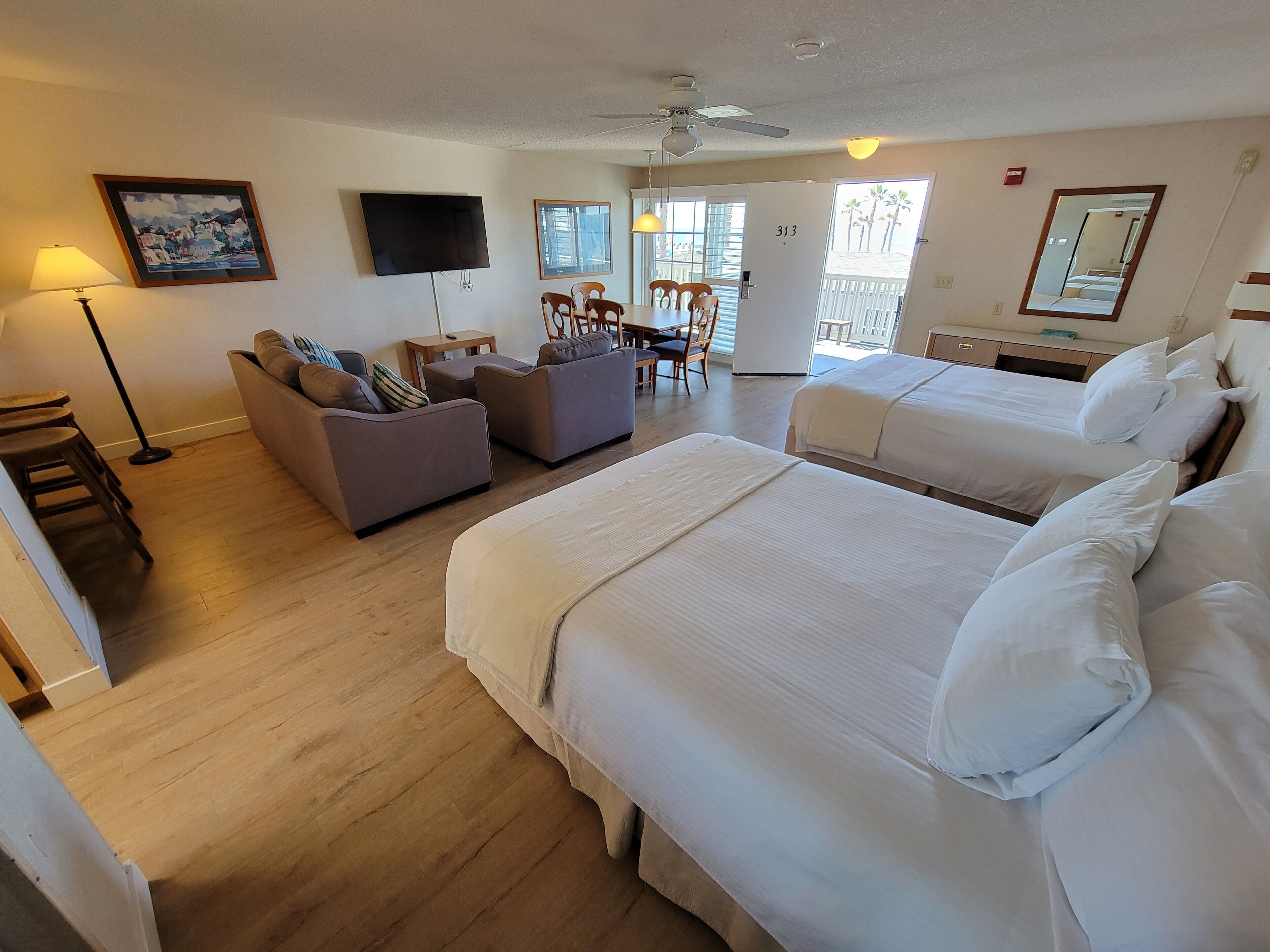 Tabla de planchar con plancha, wifi gratis y ropa de cama 