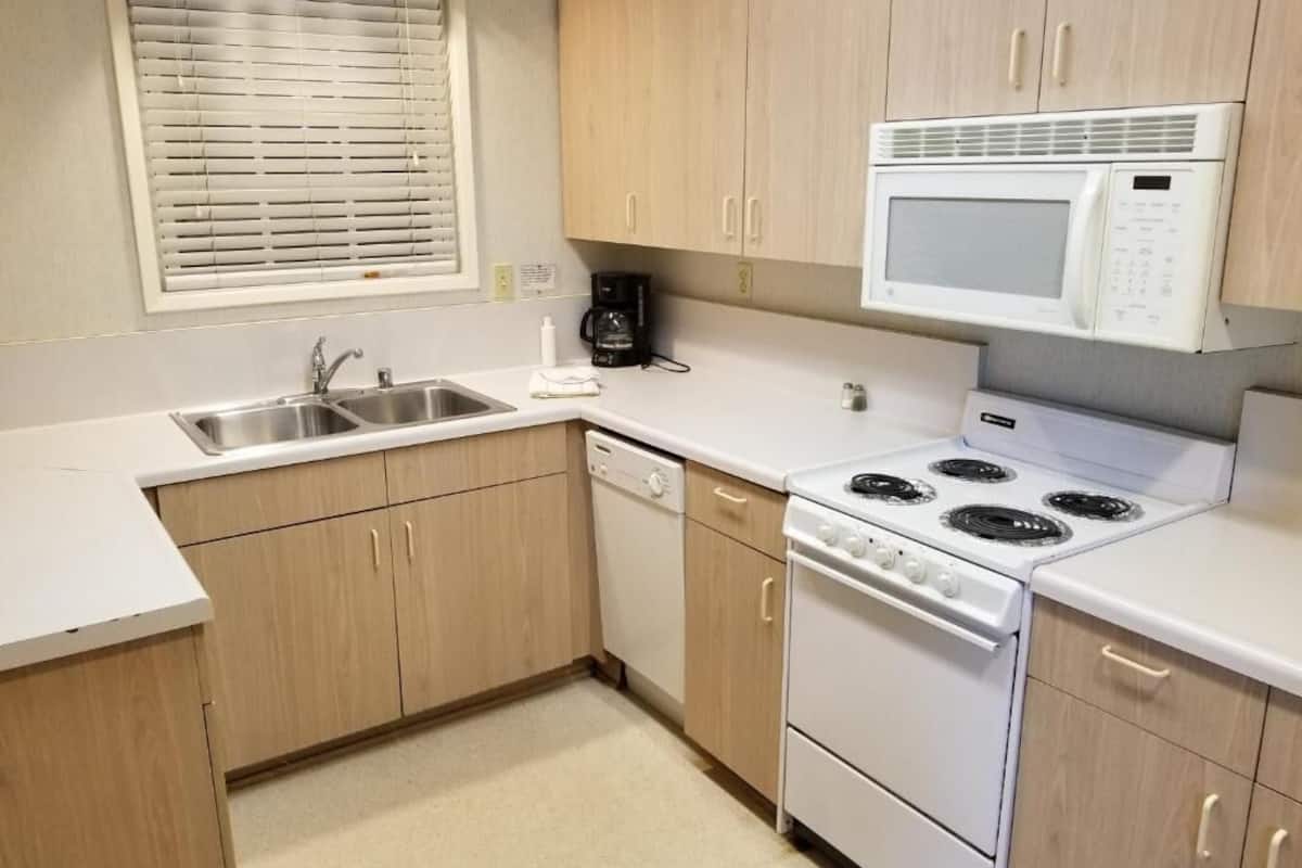 microwave, coffee/tea maker