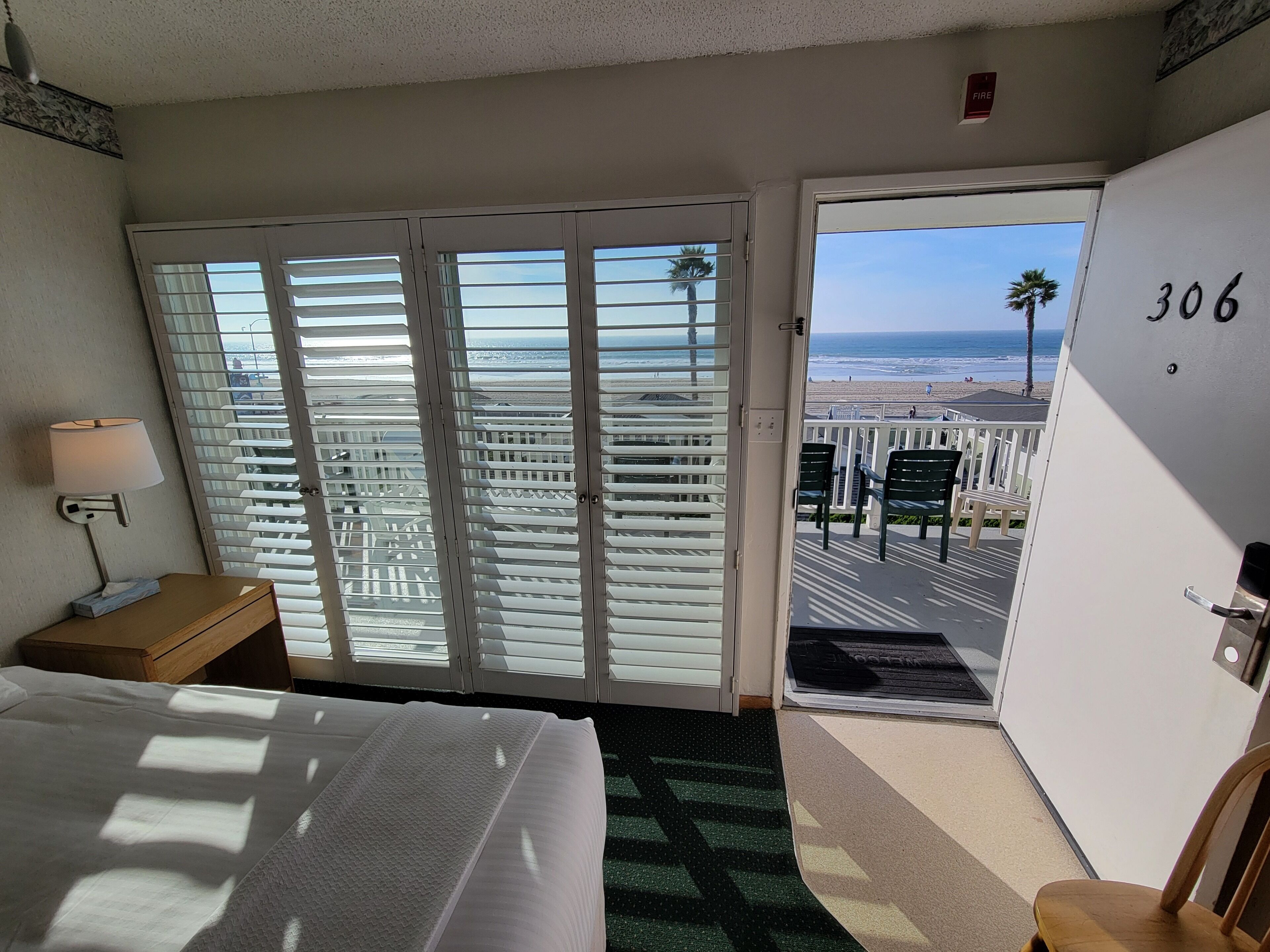 Habitación estándar, 1 cama Queen size, vista al océano, frente al mar | Tabla de planchar con plancha, wifi gratis y ropa de cama 