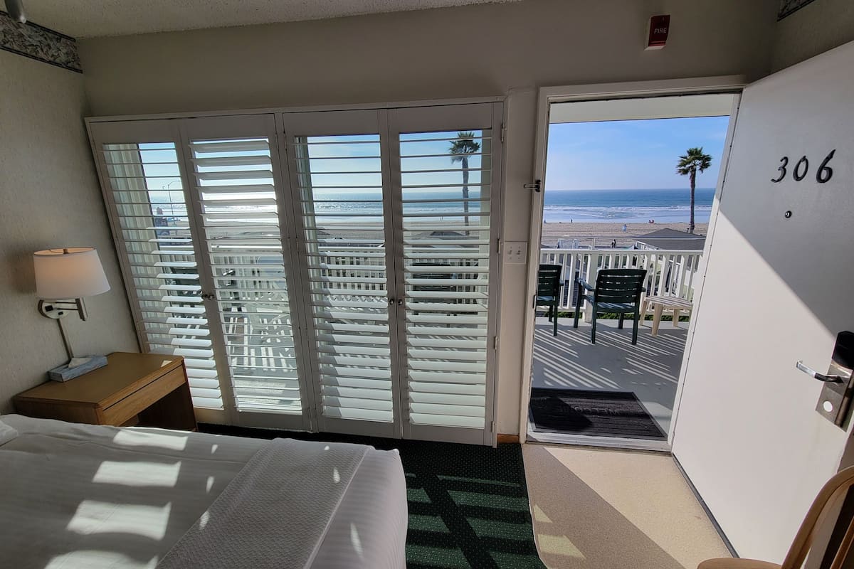 Motel Room, 1 Queen Bed, Main Building, 3rd Floor | Iron/ironing board, free WiFi, bed sheets