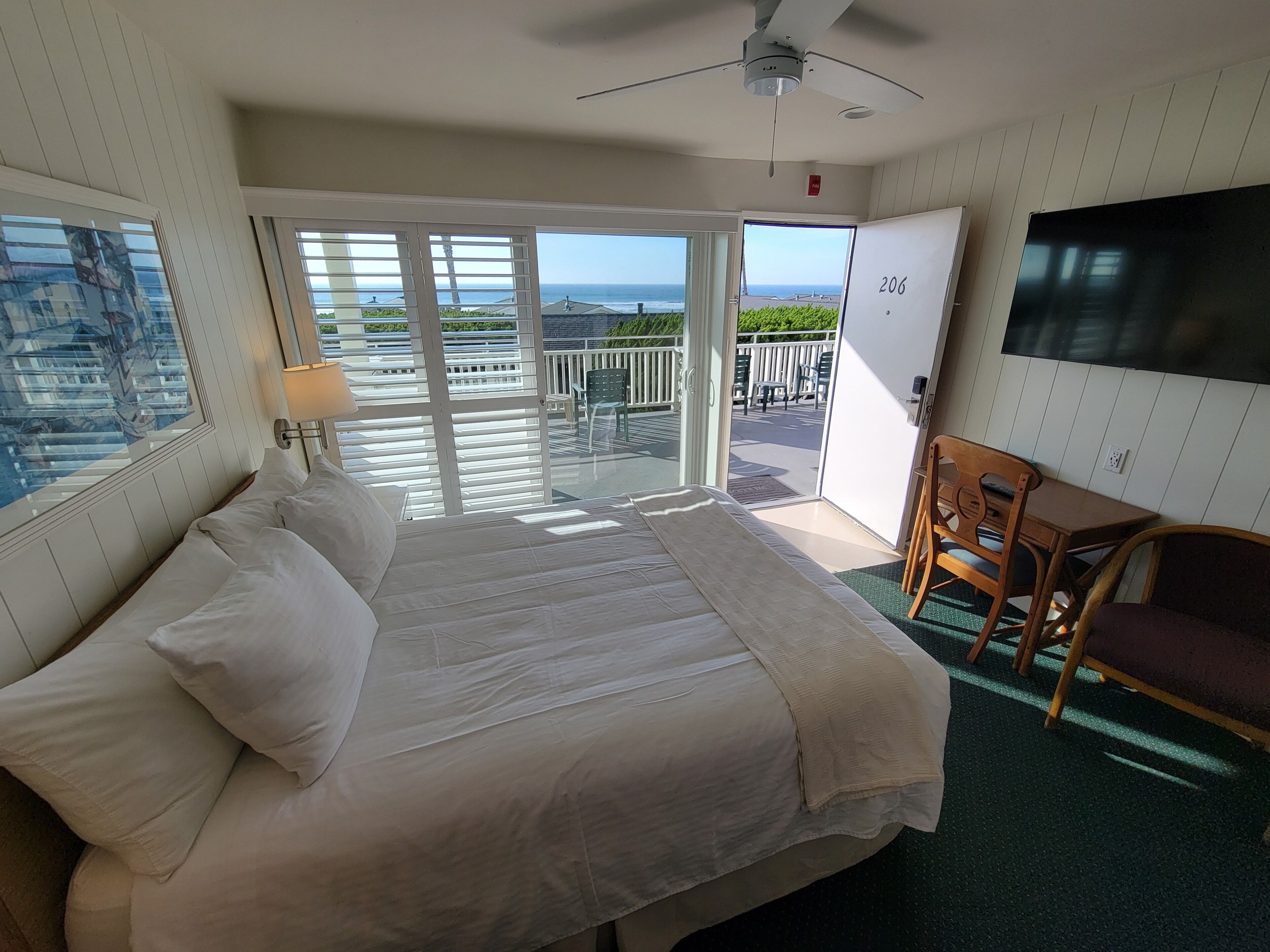 Camera Standard, 1 letto queen, vista oceano parziale, fronte mare | Ferro/asse da stiro, Wi-Fi gratuito, lenzuola