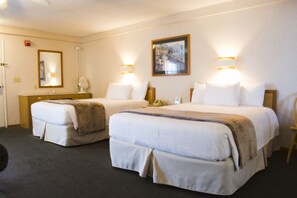 Estudio Deluxe, varias camas, cocina, en edificio contiguo (No Elevator, No View) | Tabla de planchar con plancha, wifi gratis y ropa de cama