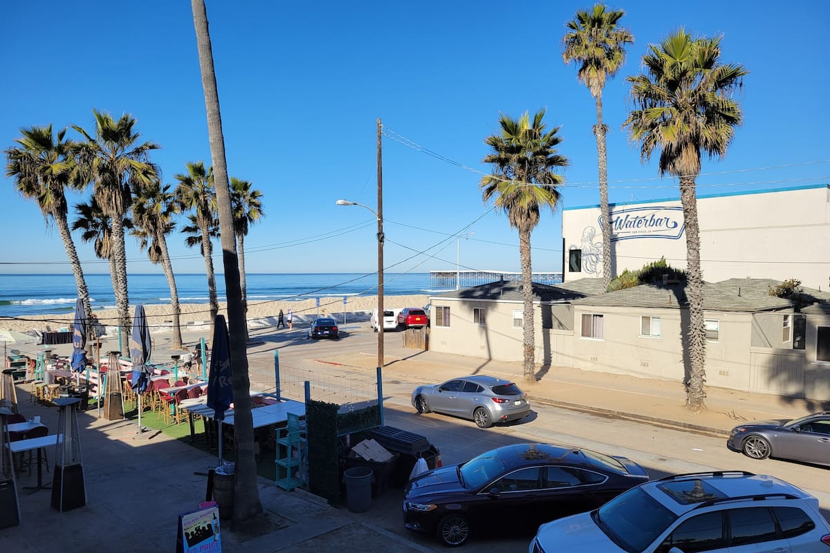 Motel Room, 1 Queen Bed, West Wing, Partial Ocean View | Balcony