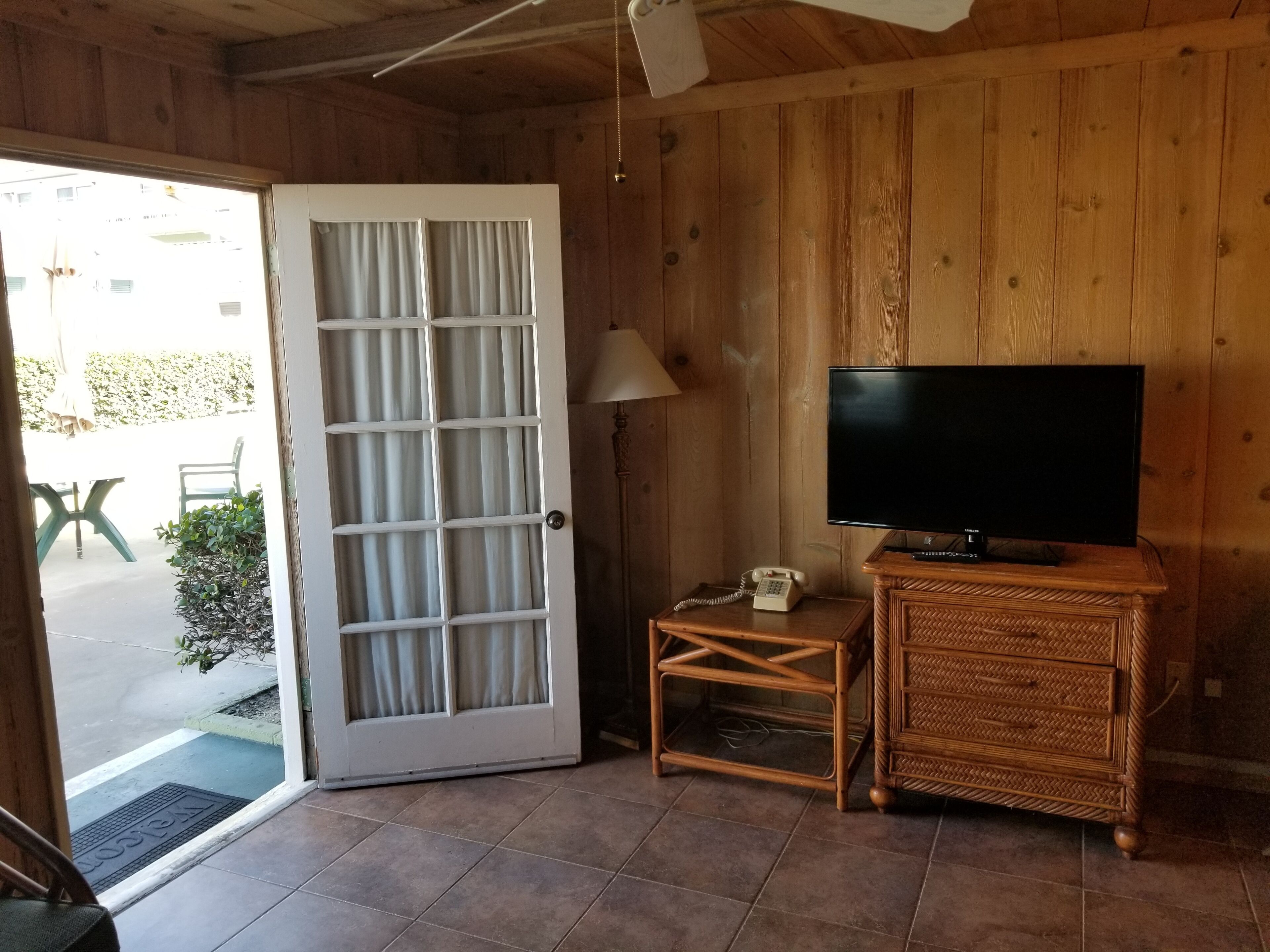 Bungalow estándar, 1 habitación, cocina, planta baja | Área de sala de estar | Televisión de pantalla plana de 32 pulgadas con canales por cable 