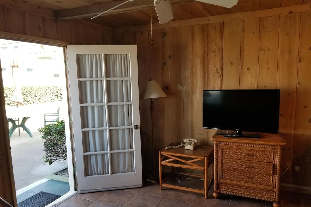 Standard Bungalow, 1 Bedroom, Kitchen, Ground Floor | Living area | 32-inch flat-screen TV with cable channels, TV