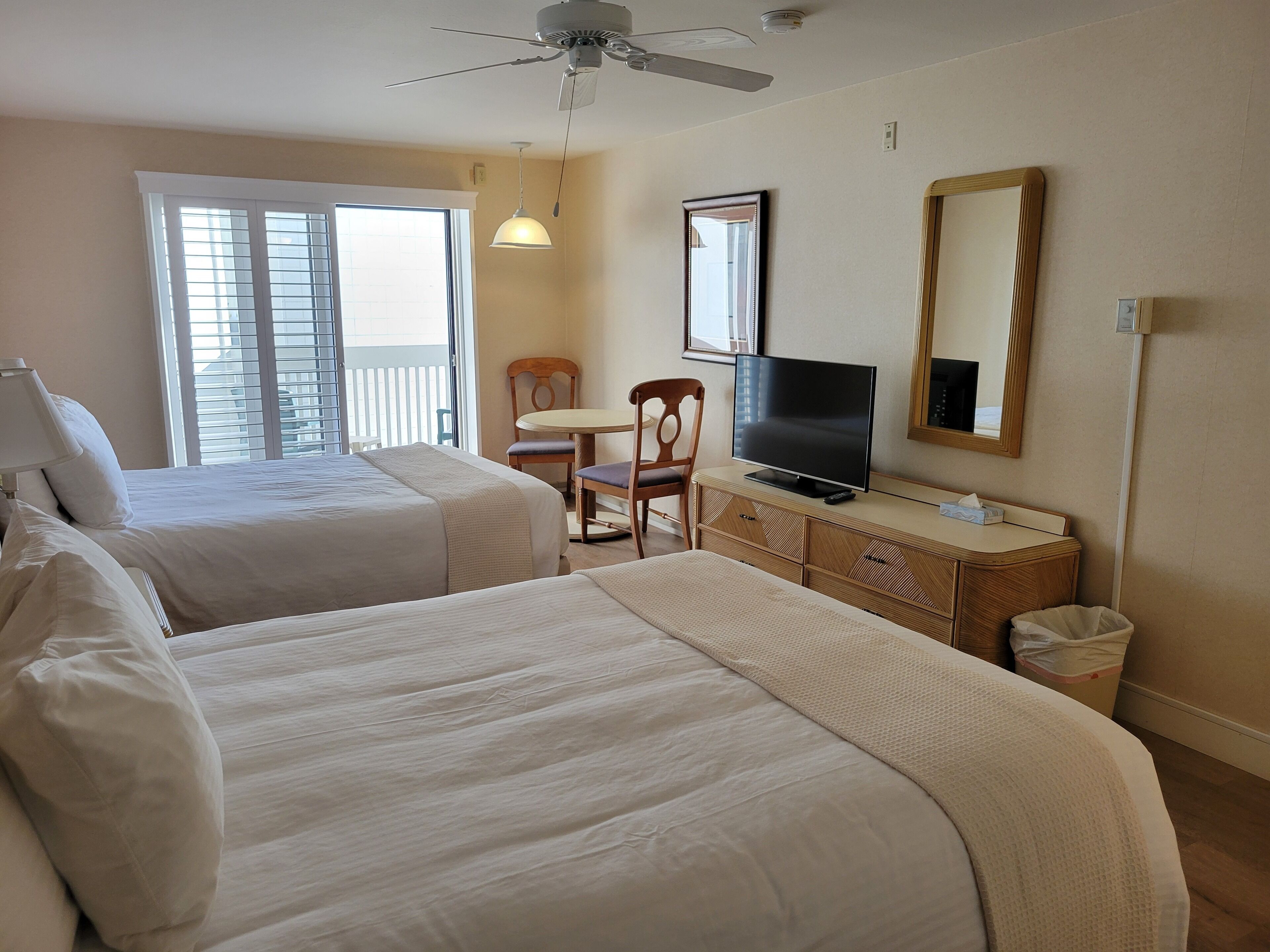 Habitación estándar, 2 camas Queen size, para no fumadores, refrigerador y microondas | Tabla de planchar con plancha, wifi gratis y ropa de cama 