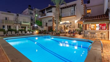 Außenpool (je nach Saison geöffnet), Sonnenschirme, Liegestühle