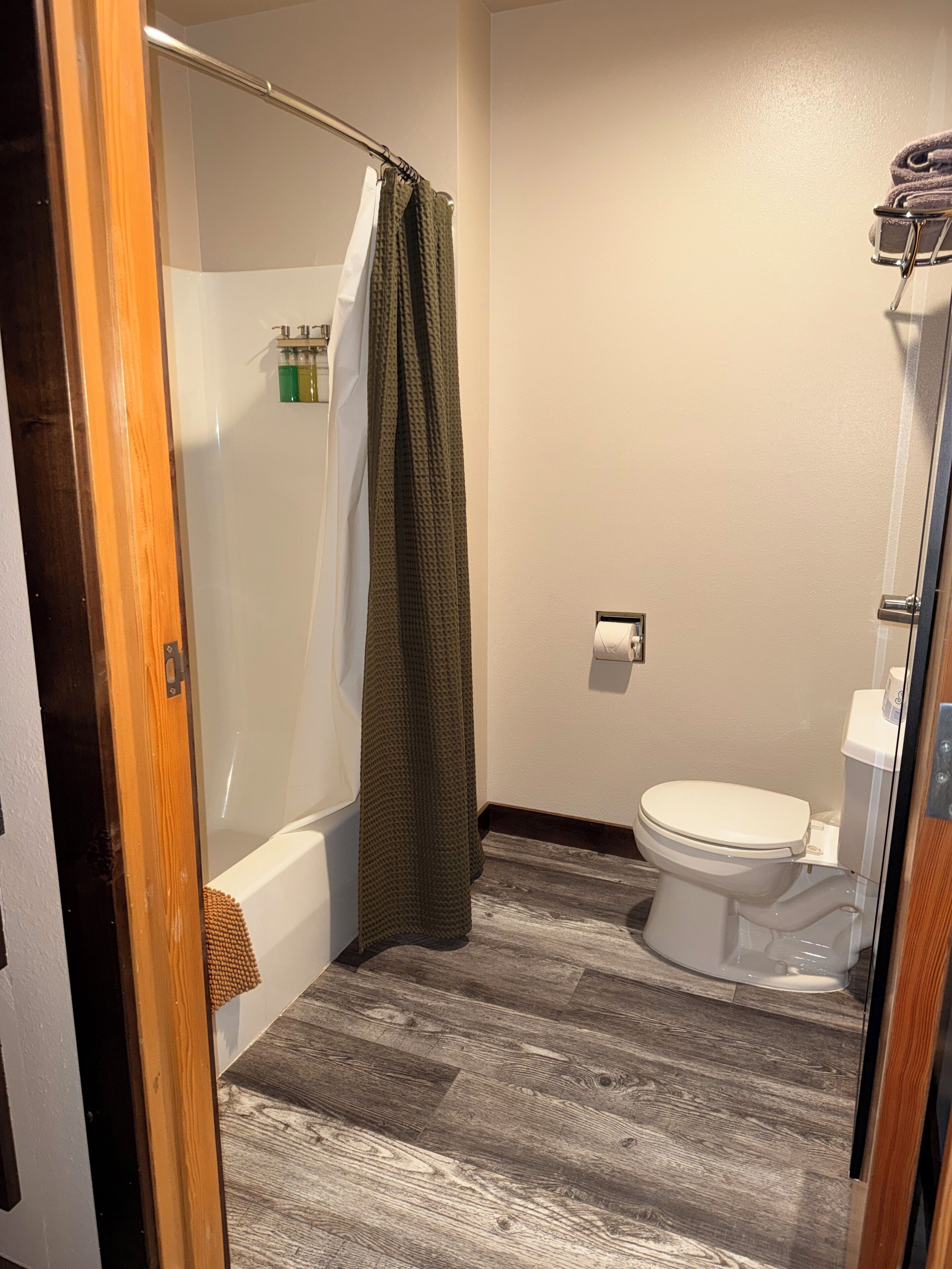 Toalettartikler (inkludert), hårføner, håndklær og såpe