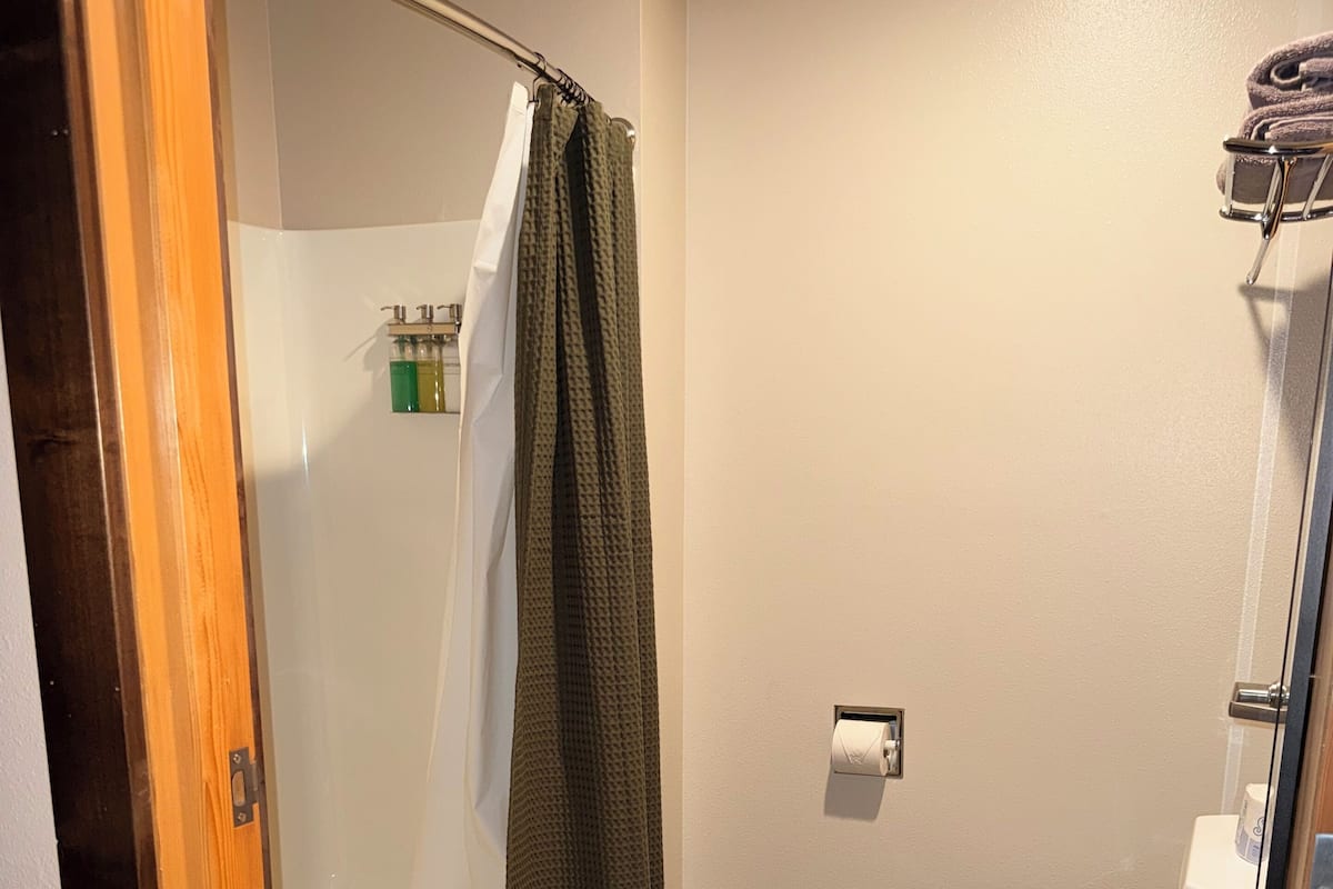 Toalettartikler (inkludert), hårføner, håndklær og såpe