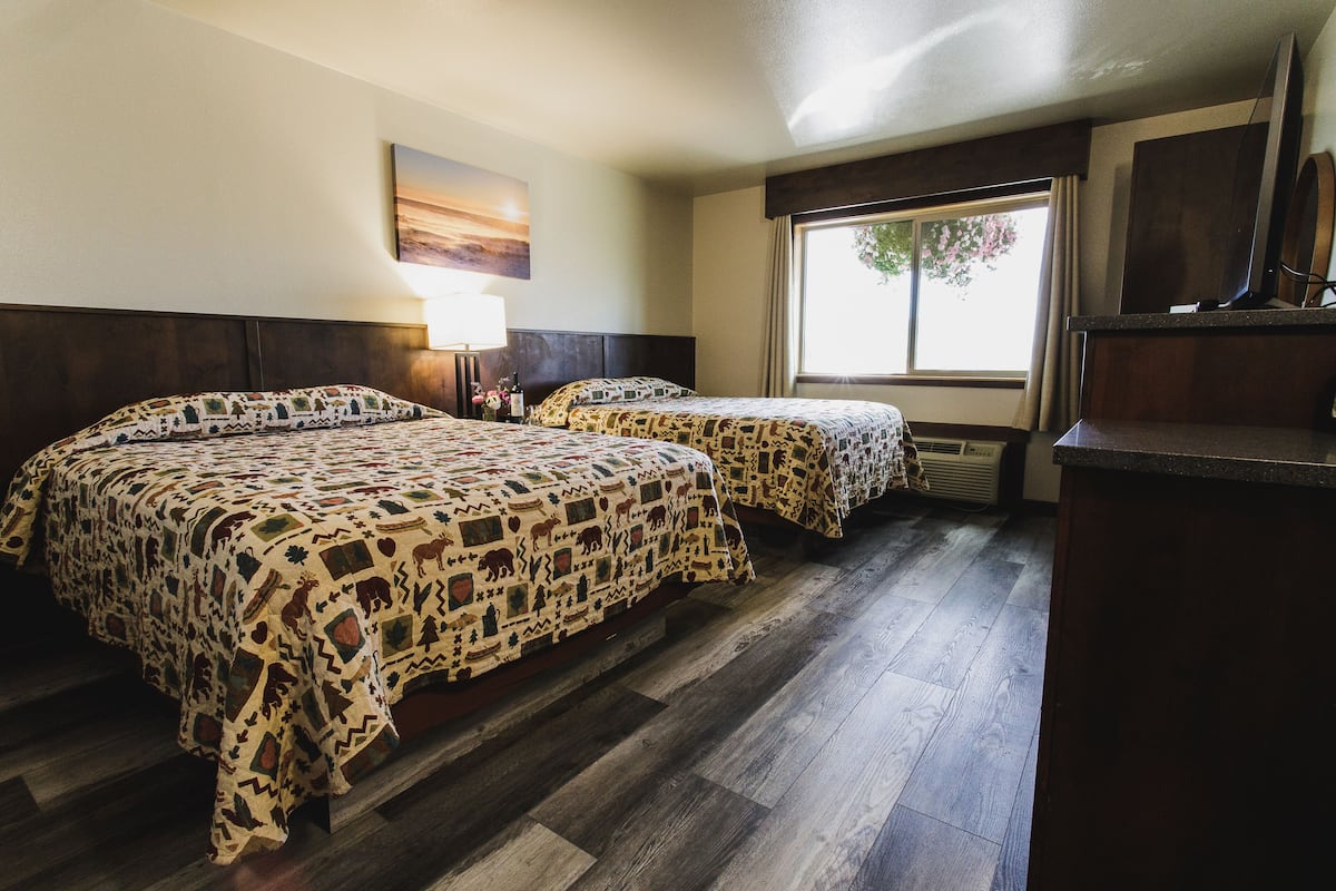 Classic 2 Queens, Sunset View , Non-Smoking | Pillowtop beds, individually decorated, individually furnished, desk