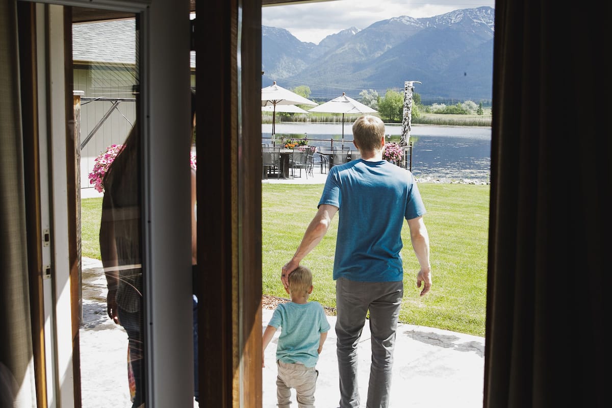 Senger med overmadrass, individuelt dekorert og individuelt innredet