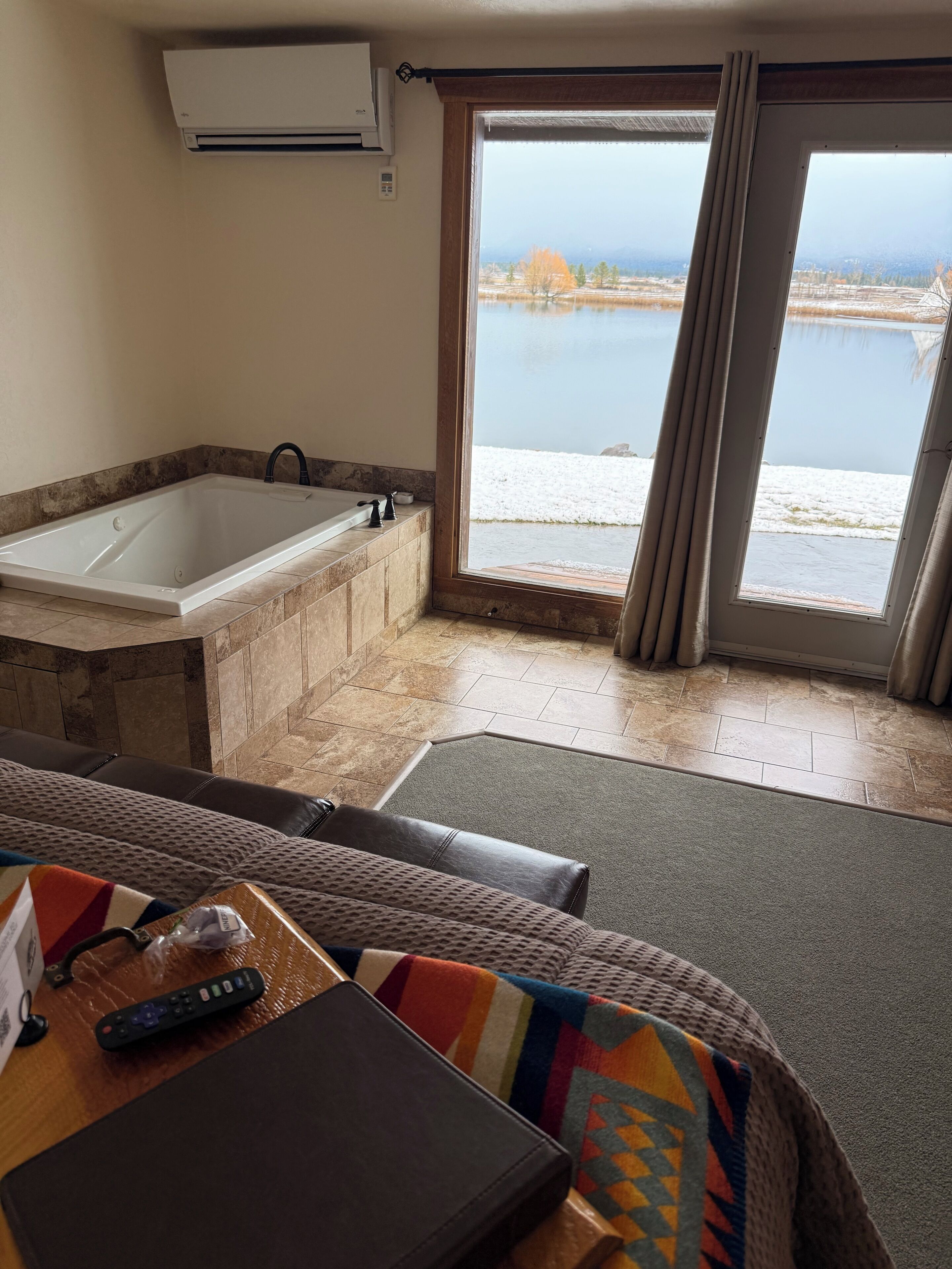 Suite, 1 kingsize-seng, terrasse, fjellutsikt (Non-Smoking) | Senger med overmadrass, individuelt dekorert og individuelt innredet