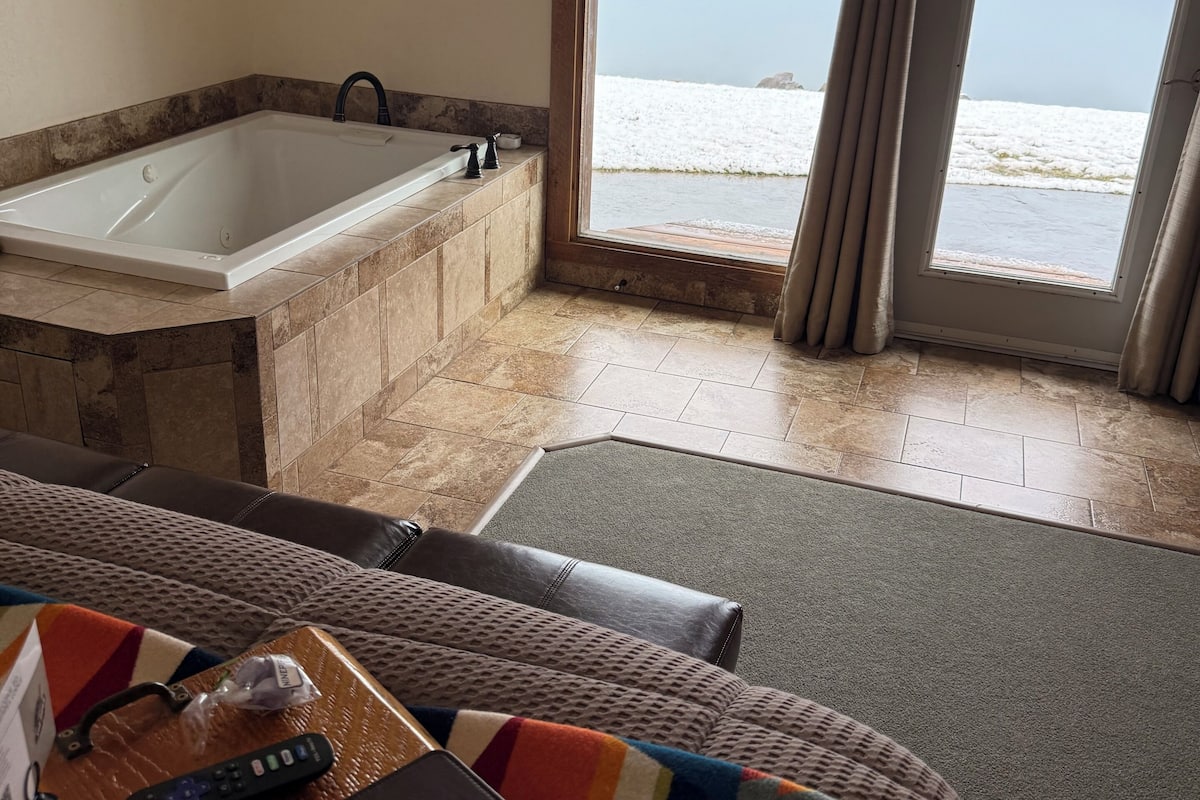 Suite, 1 kingsize-seng, terrasse, fjellutsikt (Non-Smoking) | Senger med overmadrass, individuelt dekorert og individuelt innredet