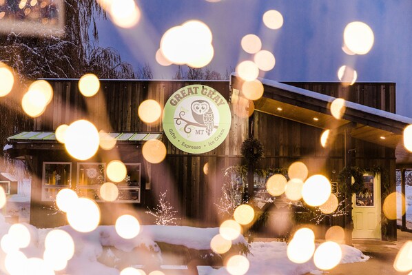 A building with a sign that reads "Great Gray MT Espresso Ice Cream." - Ninepipes Lodge (Charlo)