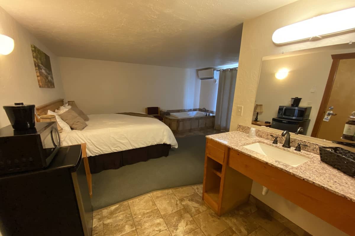 Suite, 1 King Bed, Patio, Mountain View (Non-Smoking) | Pillowtop beds, individually decorated, individually furnished, desk