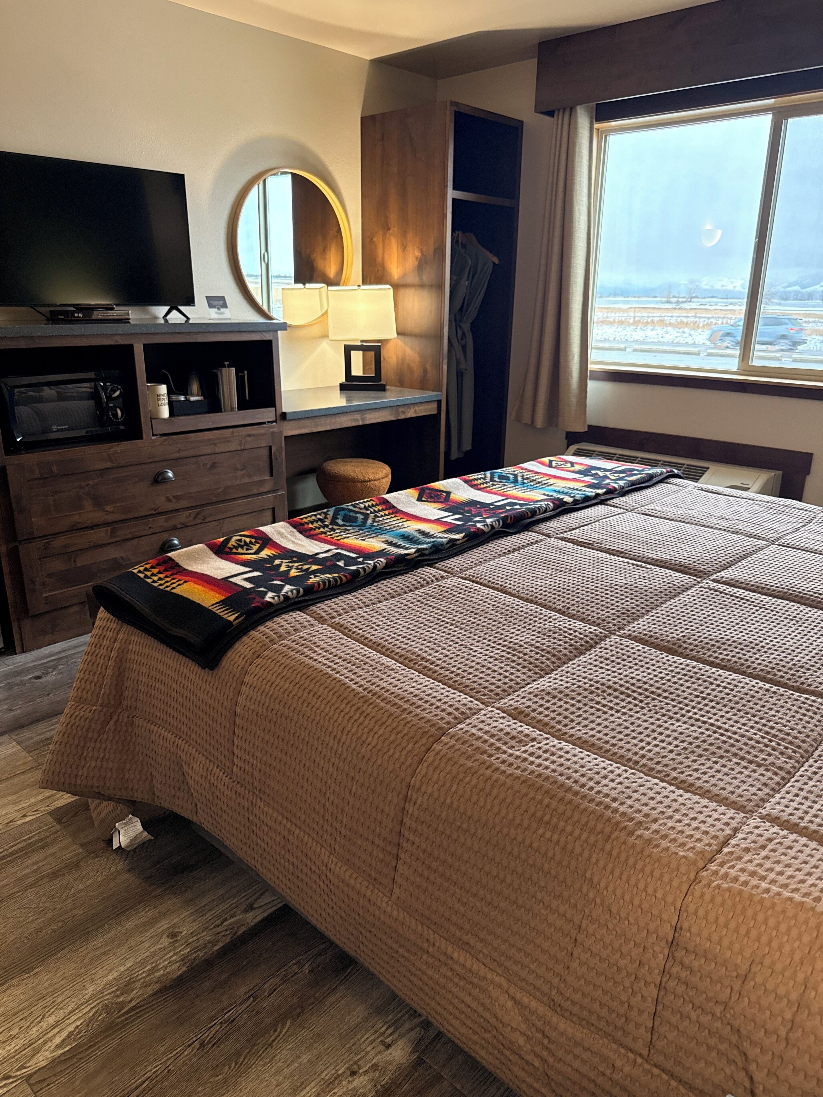 Classic Room, 1 King Bed, Sunset View , Non-Smoking | Senger med overmadrass, individuelt dekorert og individuelt innredet