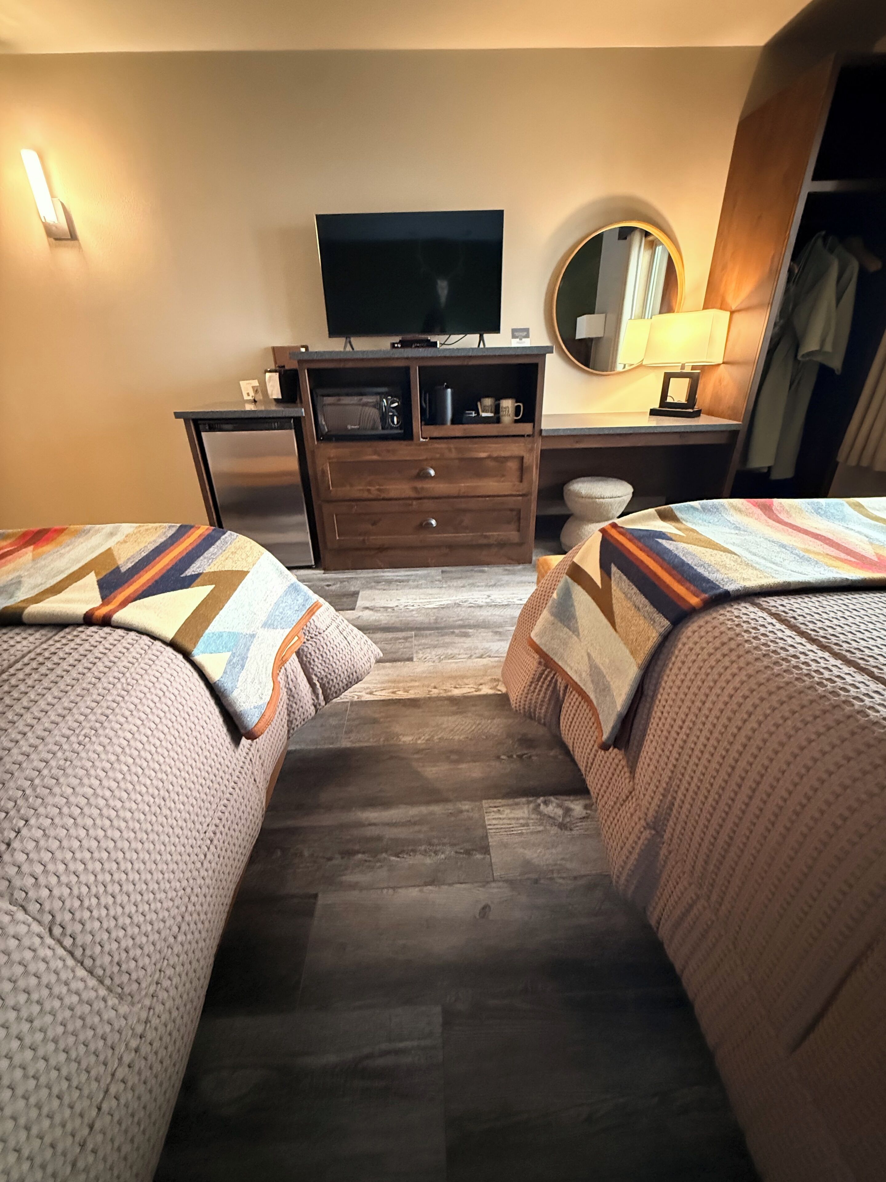 أسرّة بطبقة علوية مريحة وبديكورات فريدة لكل غرفة وطراز فريد لكل وحدة