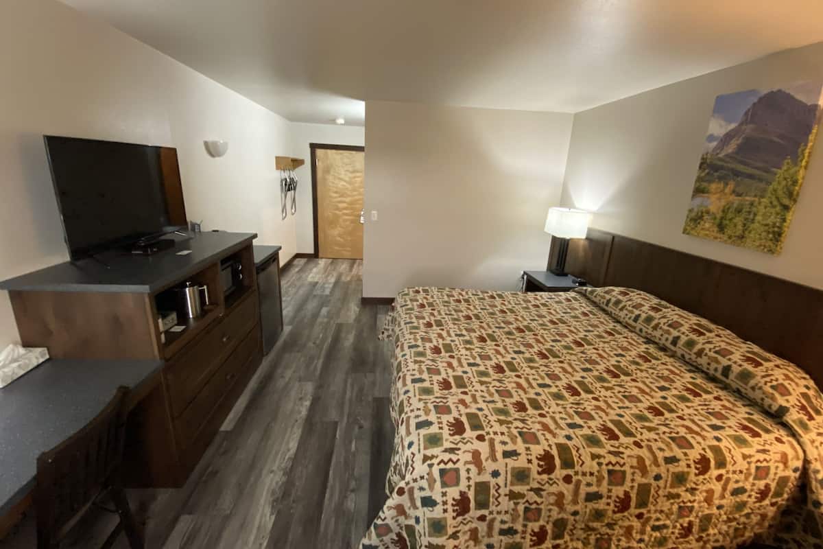 Classic Room, 1 King Bed, Sunset View , Non-Smoking | Pillowtop beds, individually decorated, individually furnished, desk