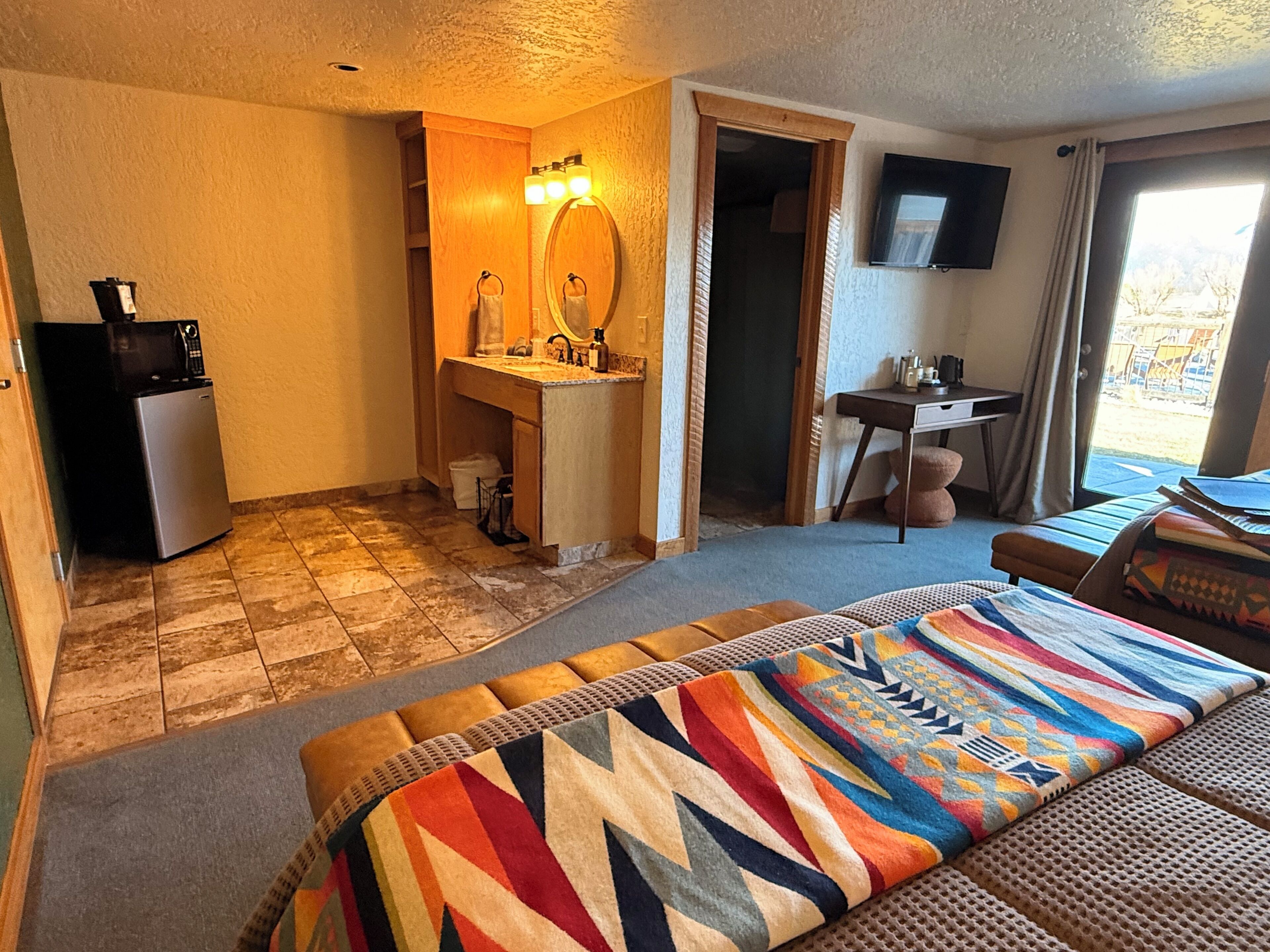 Deluxe Room, 2 Queen Beds, Patio, Mountain View (Non-Smoking)