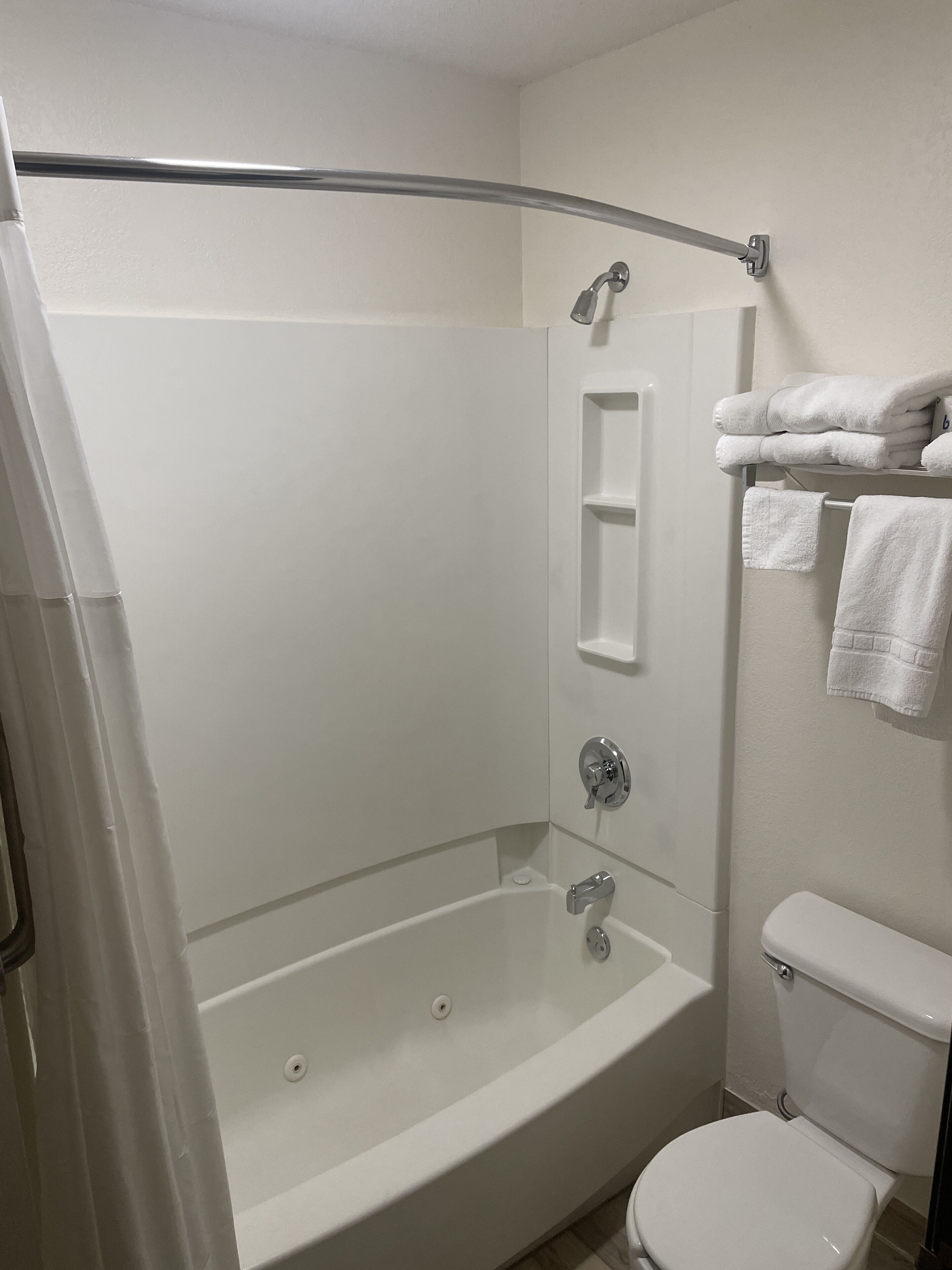Quarto standard, 1 cama King, para não fumantes | Banheiro | Produtos de toalete grátis, secador de cabelo, toalhas de banho 